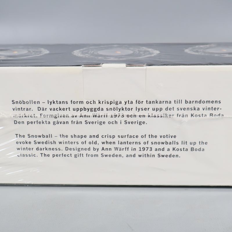 Text med produktbeskrivning för Kosta Boda Snöboll ljusstake