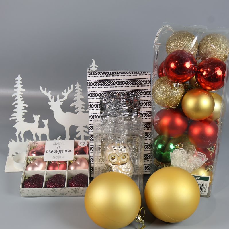 Flera juldekorationer i olika färger och former samlade