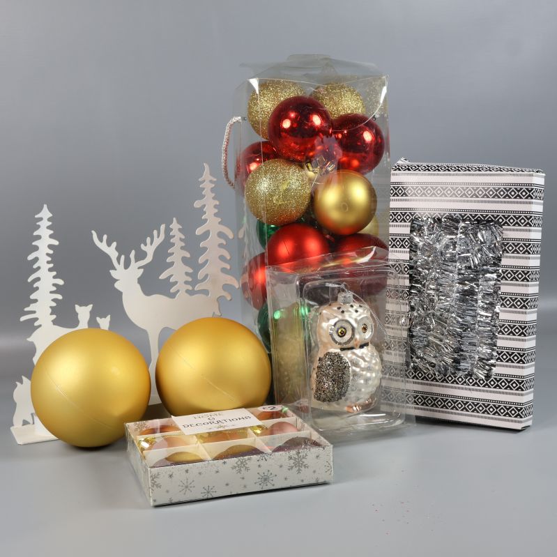 Juldekorationer med guldiga kulor och ugglefigur