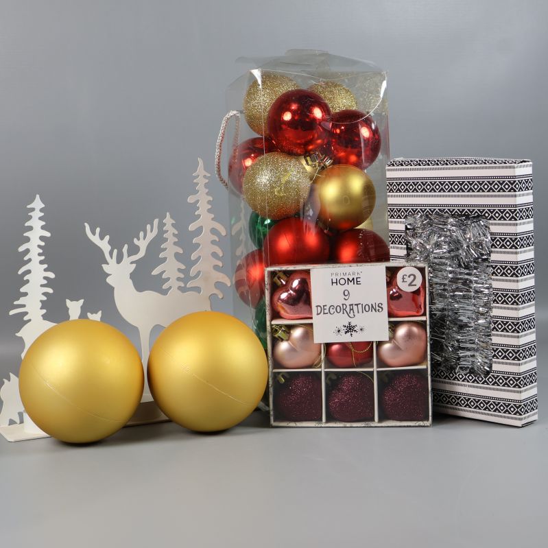 Set med glittriga julkulor och dekorationer