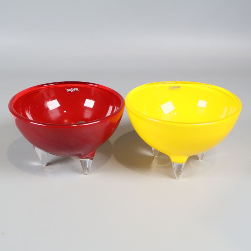 Två skålar i rött och gult med genomskinliga ben