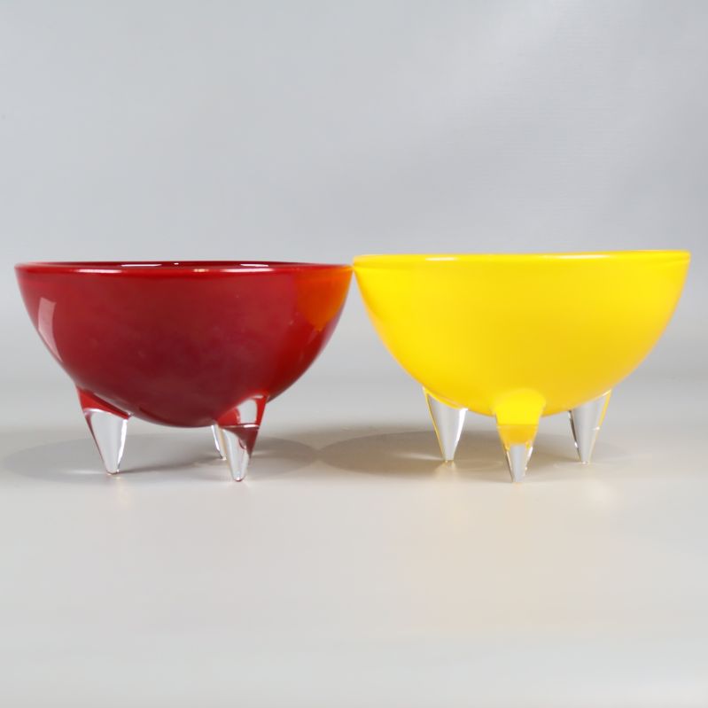 Skålar i profil med tydliga ben i glas