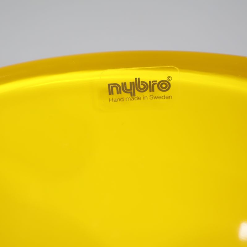 Närbild på gul skål med Nybro-logga