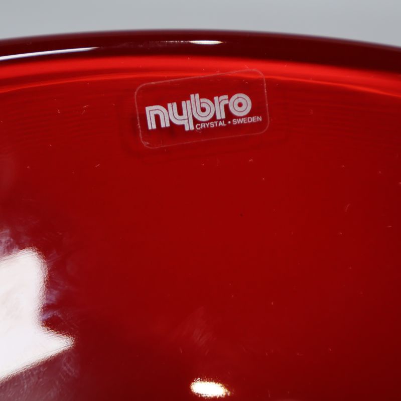 Närbild på röd skål med Nybro Crystal Sweden logga