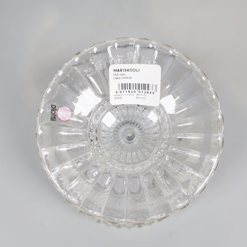 Undersida av Mariskooli skål med etikett och streckkod