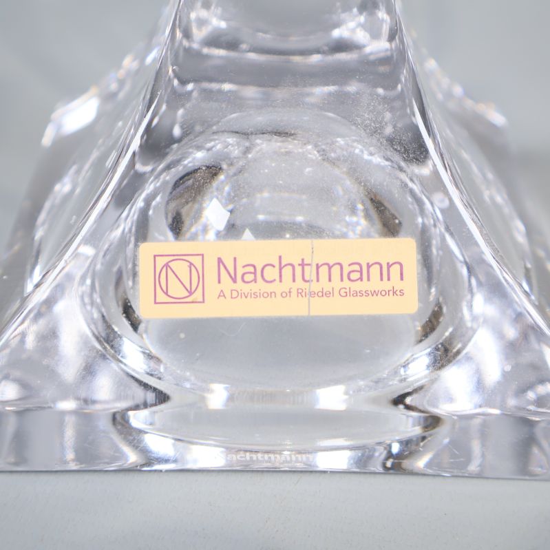 Närbild på Nachtmann-logotyp vid foten