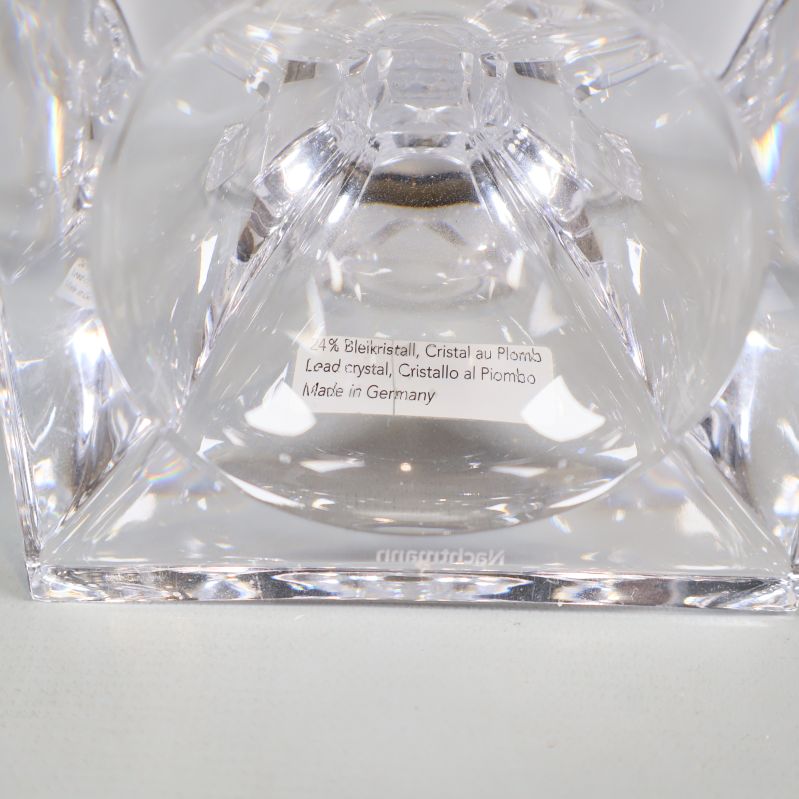 Graverad text med material och ursprung på foten