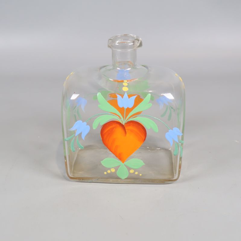 Snapskaraff i glas med målat orange hjärta och blå blommor