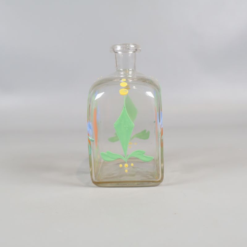 Snapskaraff sedd från sidan, målad dekor synlig