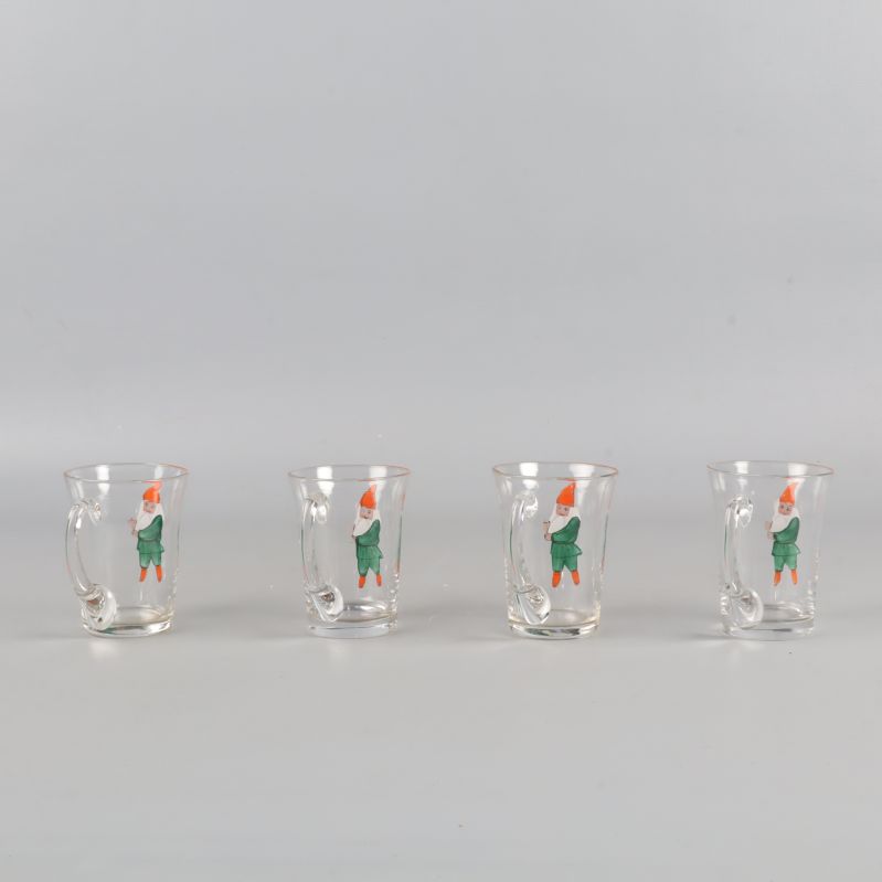 Sida av fyra glas med handtag och tomtemotiv