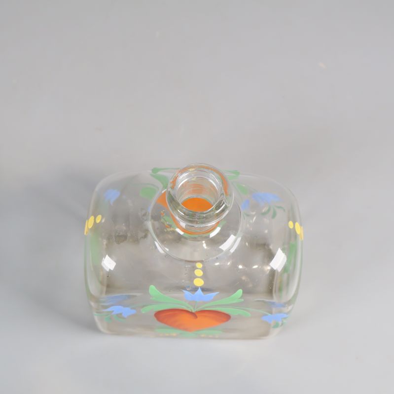 Öppen glaskaraff sedd uppifrån mot halsen