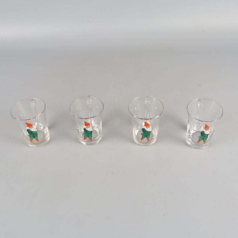 Fyra glas med tomtemotiv fotade ovanifrån