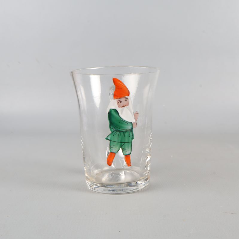 Närbild på ett glas med färgglatt tomtemotiv