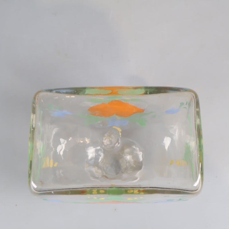 Botten av karaff med målat blommotiv synligt