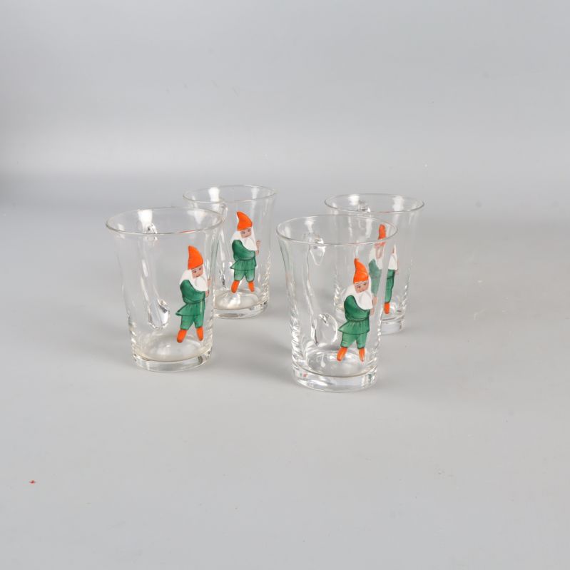 Fyra tomteglas placerade tillsammans i grupp