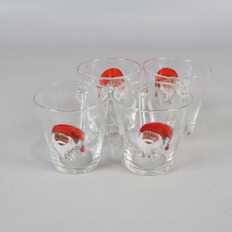 Fyra handgjorda glögglas med tomtemotiv och handtag