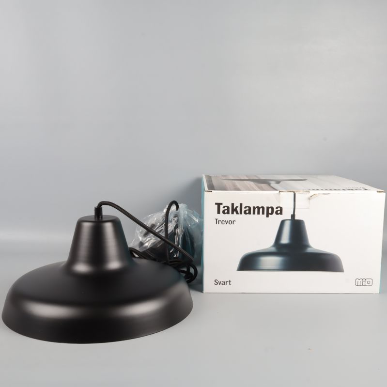 Svart taklampa och originalkartong från sidan