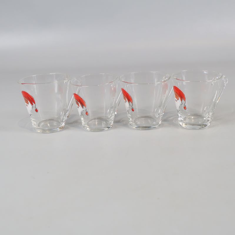 Glögglas sida med synliga röda tomteluvor