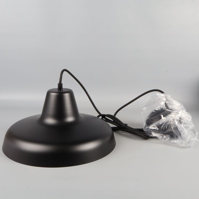 Svart taklampa med lång sladd sedd från sidan