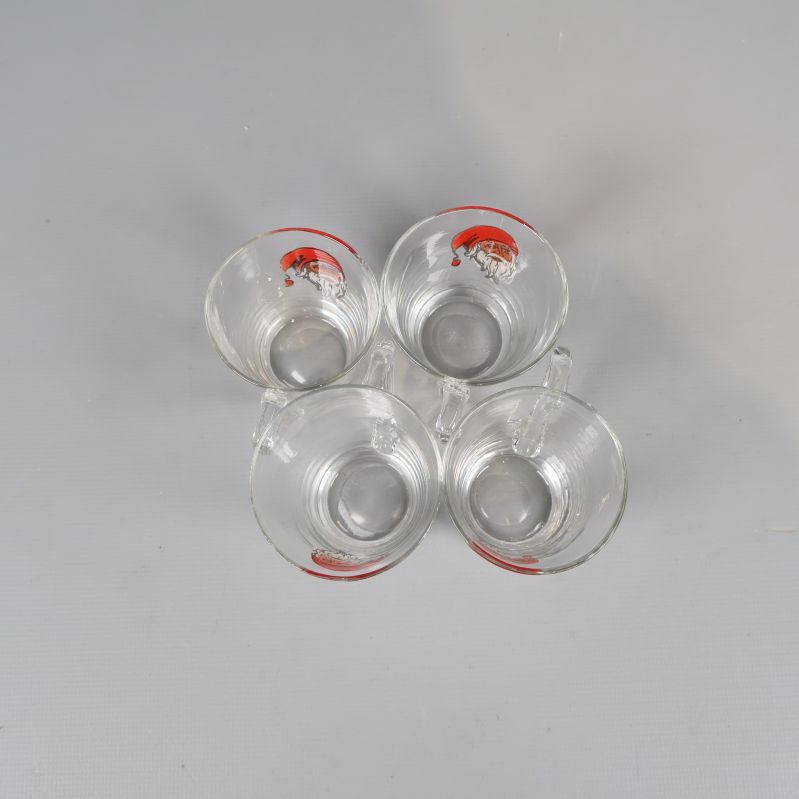 Vy ovanifrån på fyra handgjorda glögglas med handtag