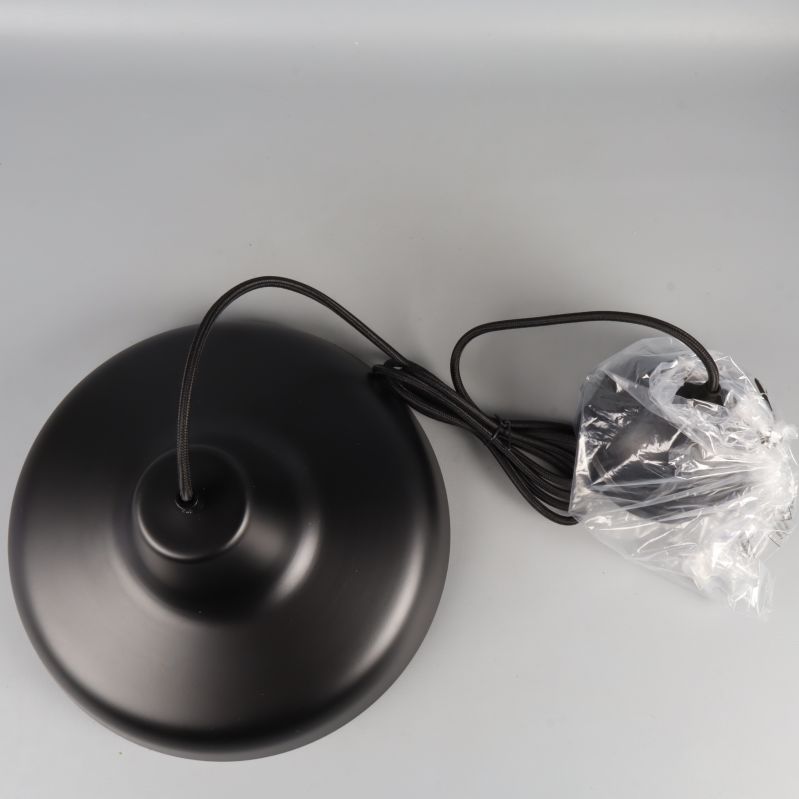 Taklampa sedd ovanifrån med sladd