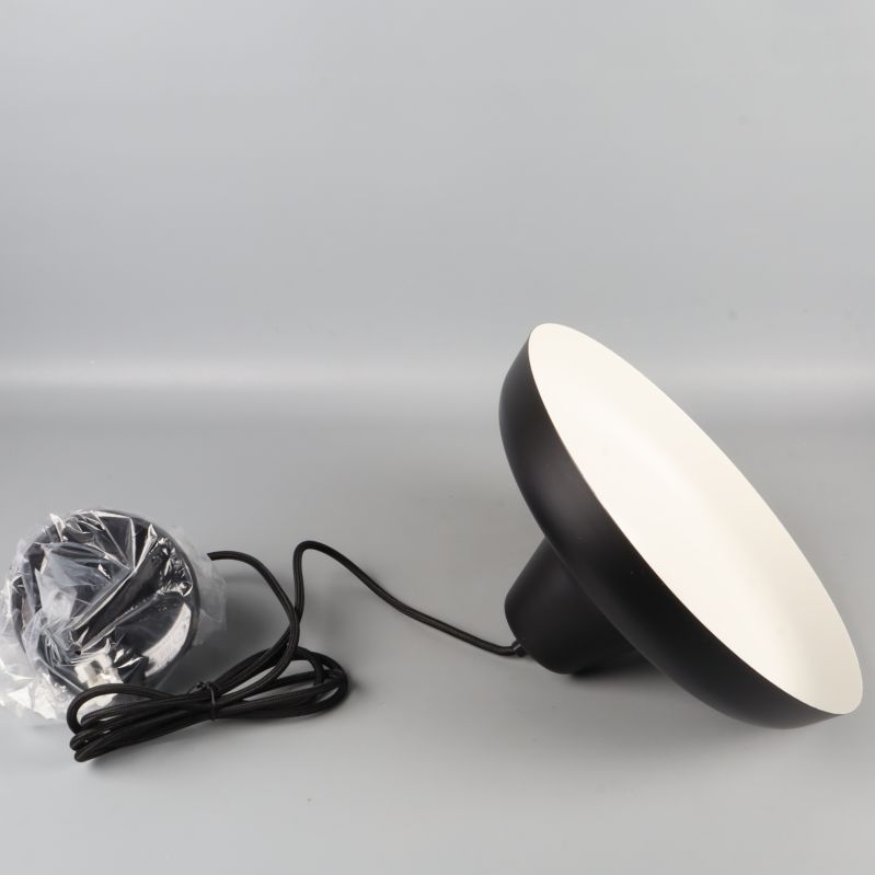 Taklampa i profil med synlig insida och sladd