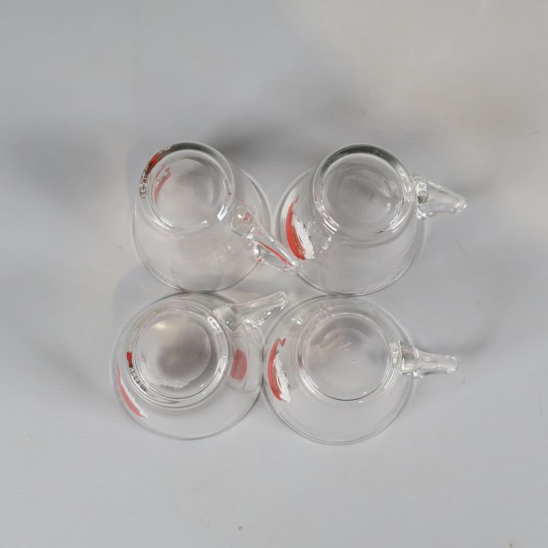 Underifrånvy av fyra klara glögglas med handtag