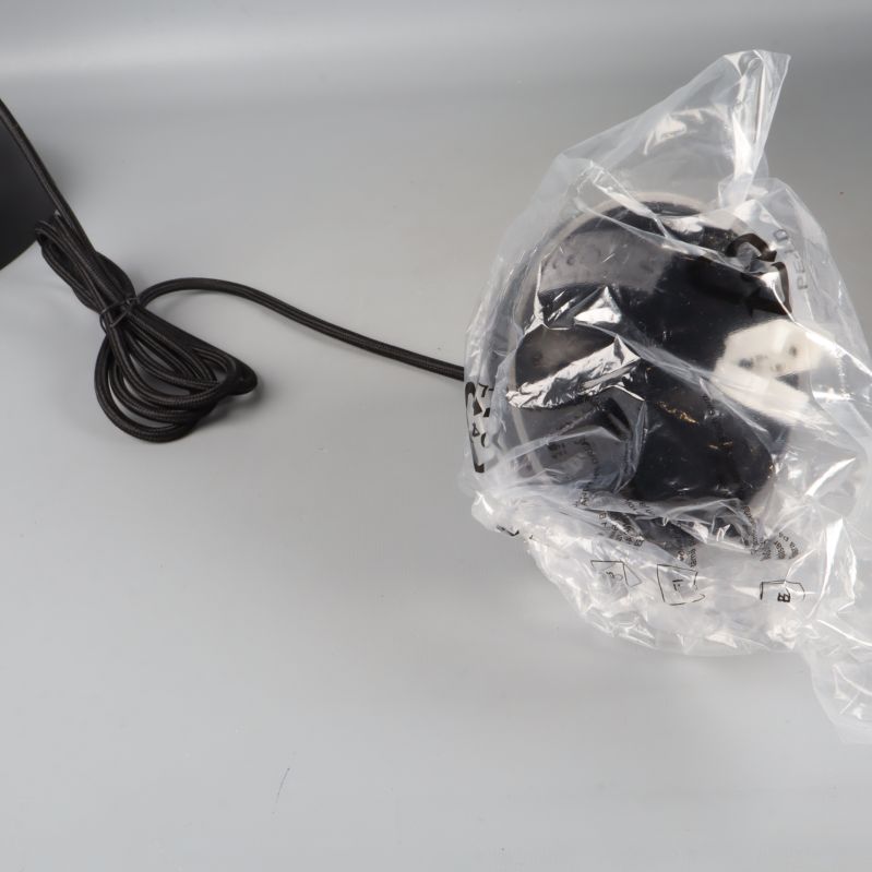 Lampsockel och monteringstillbehör i plastförpackning