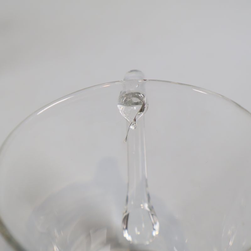 Närbild på glögglas med synlig spricka vid handtag