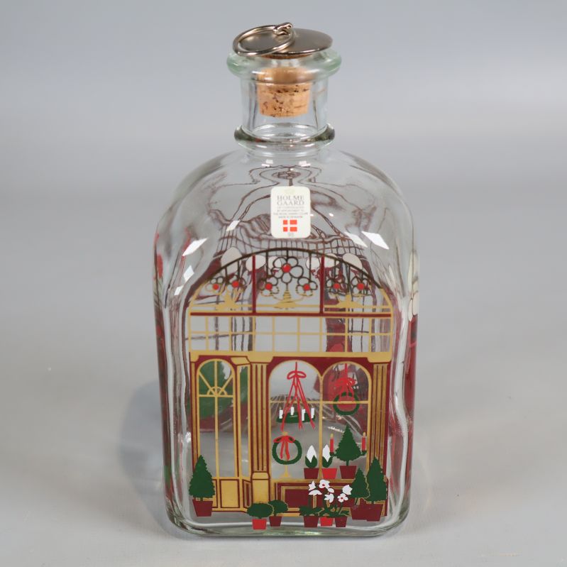 Karaff i glas med julmotiv och korklock framifrån