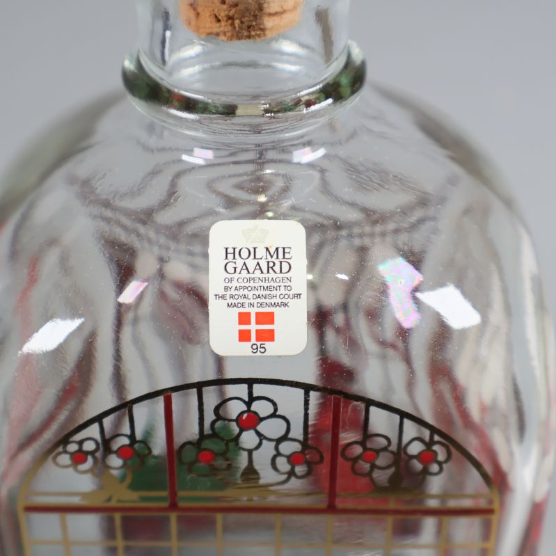 Närbild på etikett med Holmegaard-logotyp på karaffen