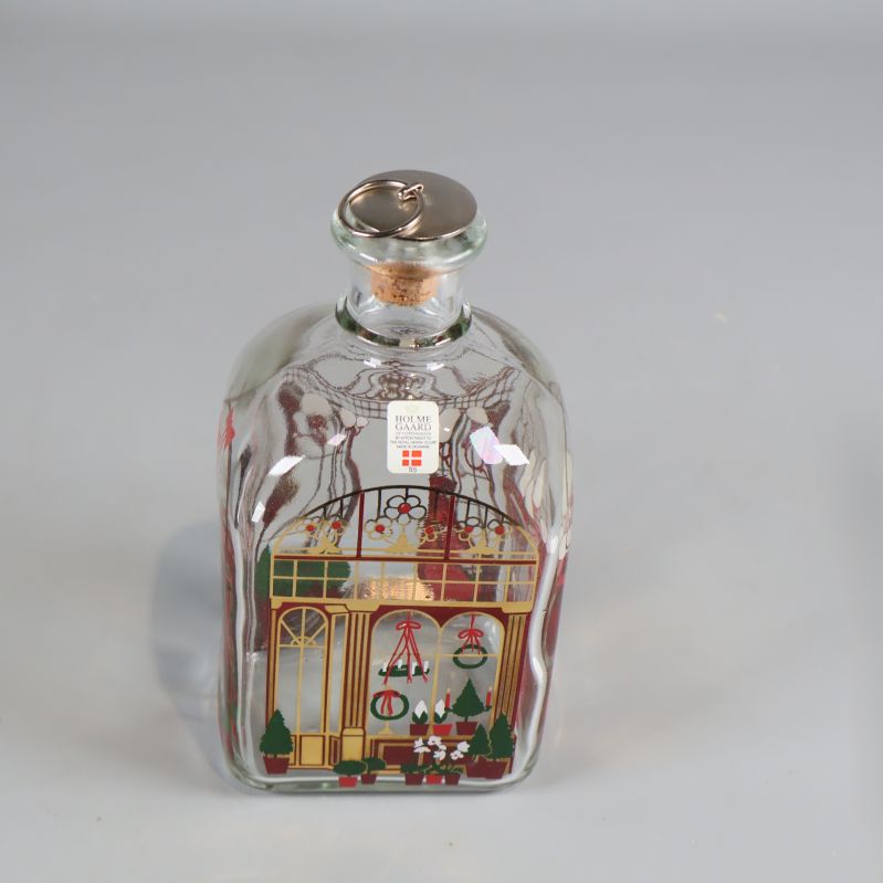 Karaff i glas med kork och metallock sedd snett uppifrån