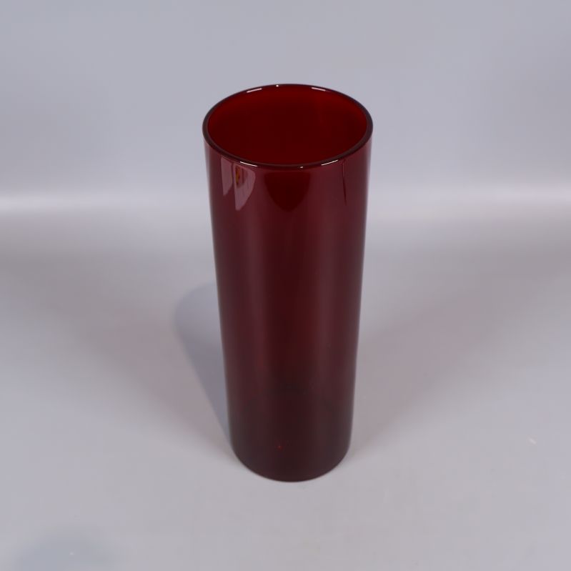 Cylinderformad vas i rött glas fotad ovanifrån