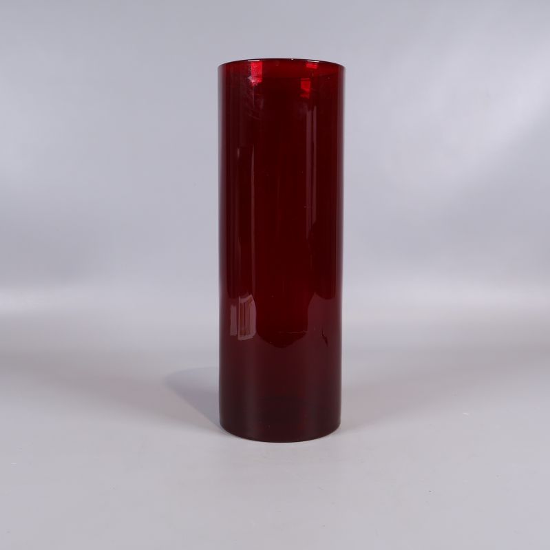 Samma röd cylinderformad vas fotograferad framifrån