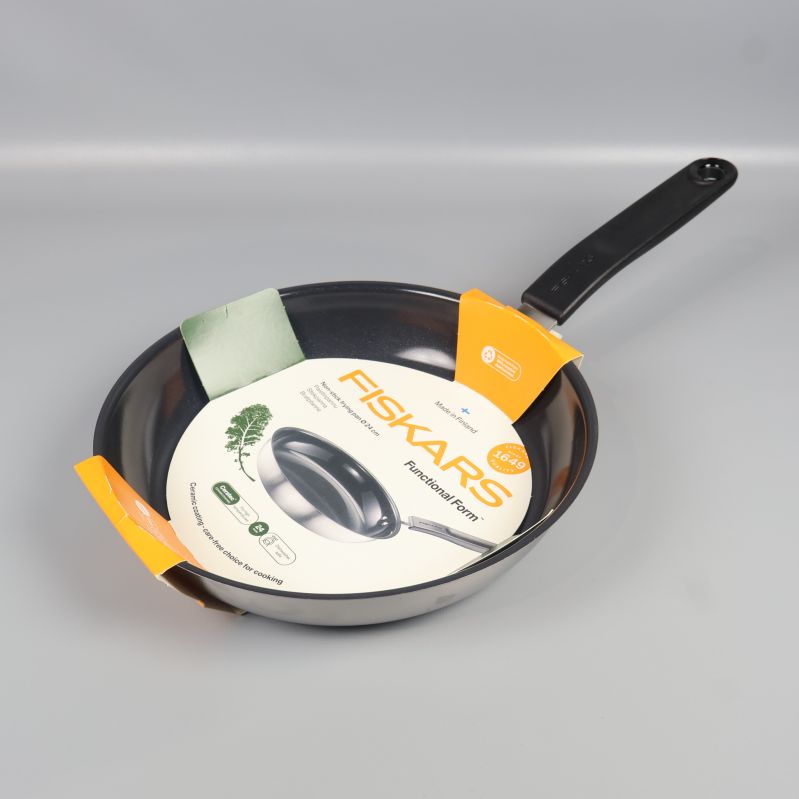 Stekpanna med etikett och svart handtag