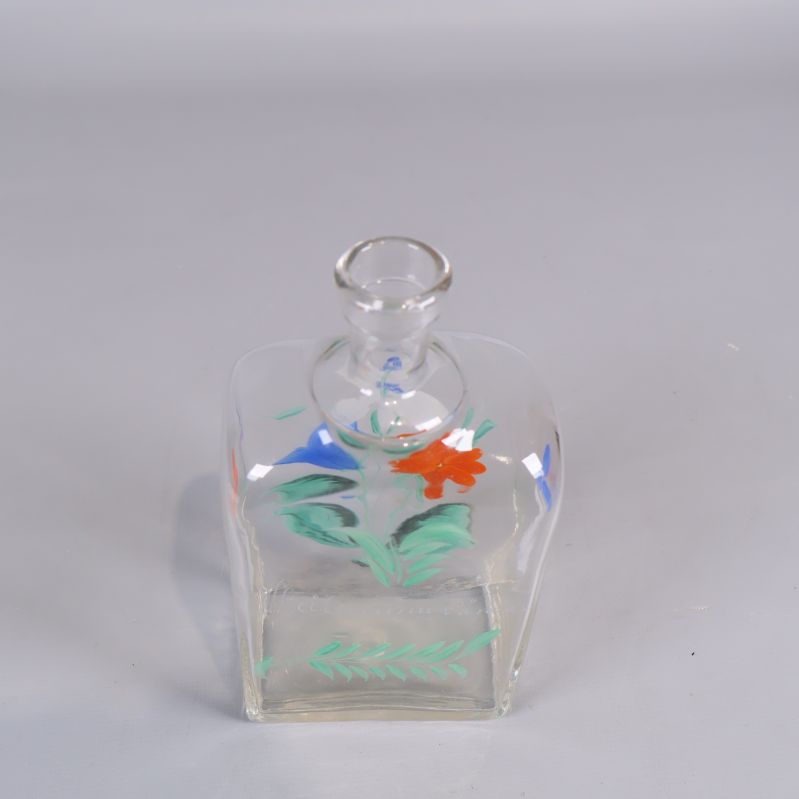 Snapskaraff i glas sedd ovanifrån med smal öppning