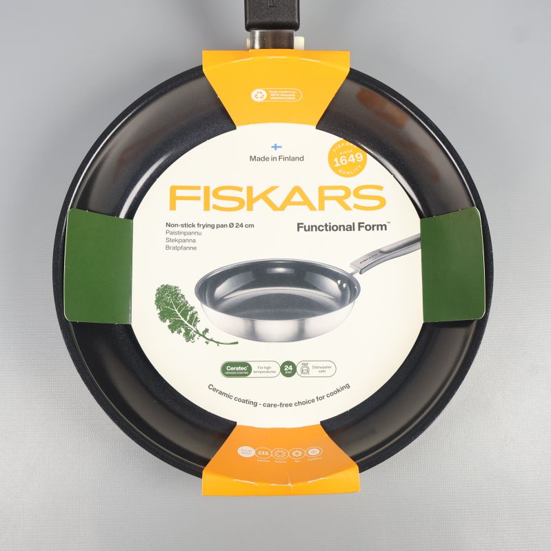 Närbild på Fiskars logotyp och etikett