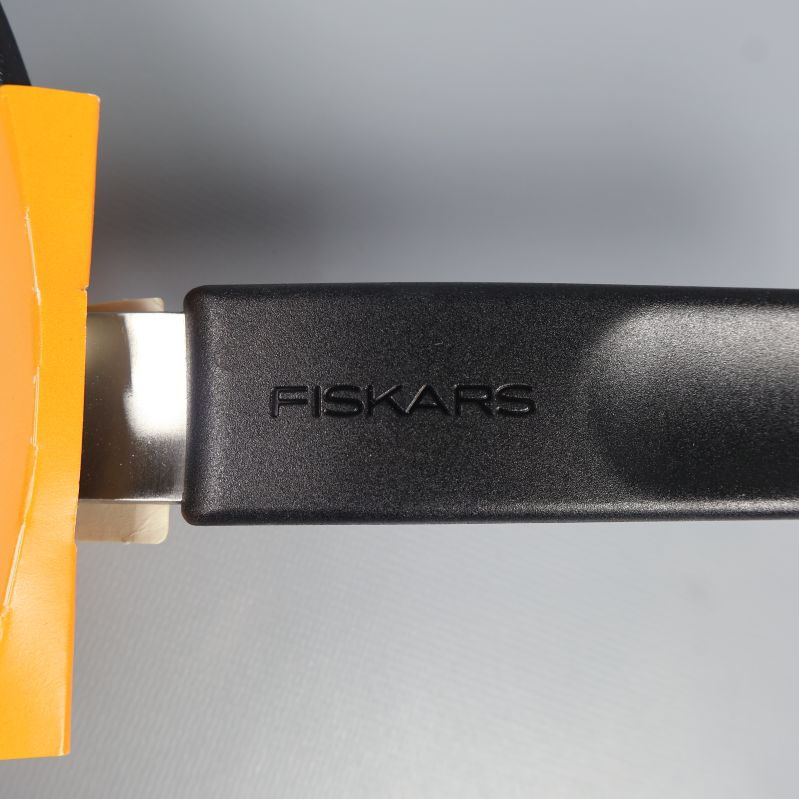 Handtag med Fiskars-logotyp i närbild