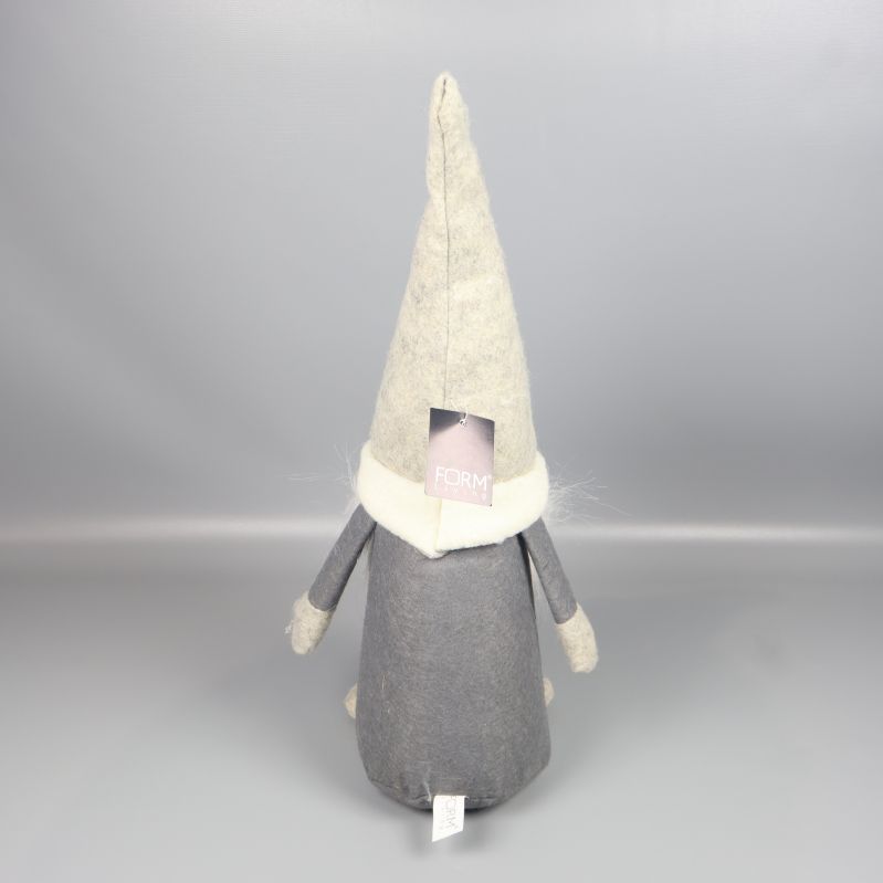 Baksidan av tomtefigur med synlig etikett under luvan