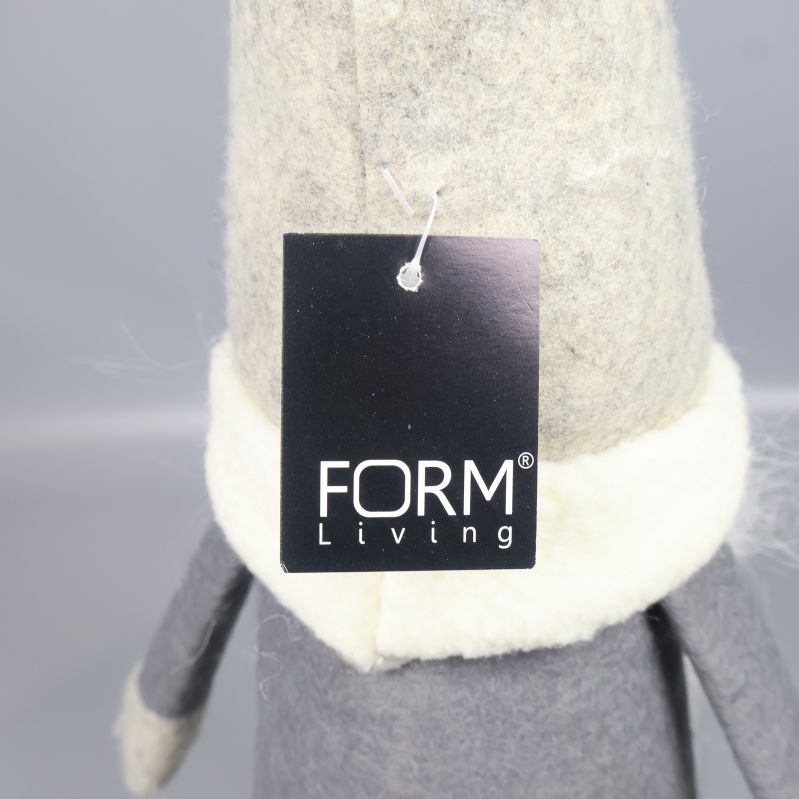 Närbild på Form Living-tag på tomtefigurens hals