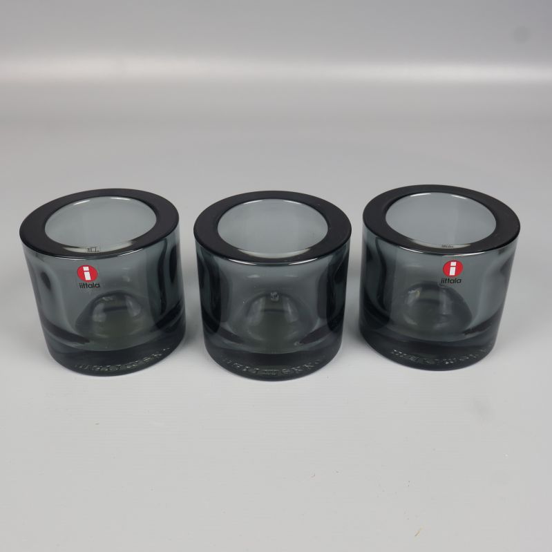 Tre mörkgrå glasljuslyktor från Iittala på rad