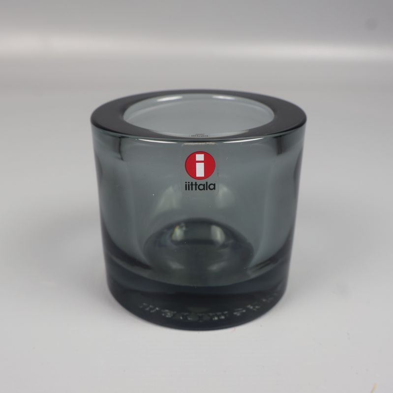 Närbild på en Iittala ljuslykta med logga