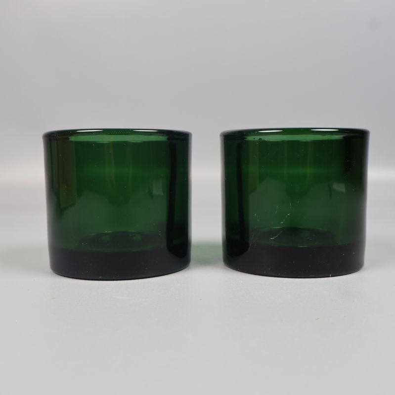 Ljushållare i grönt glas från sidan