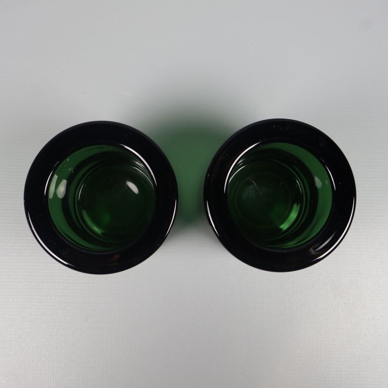 Två gröna ljushållare sedda ovanifrån