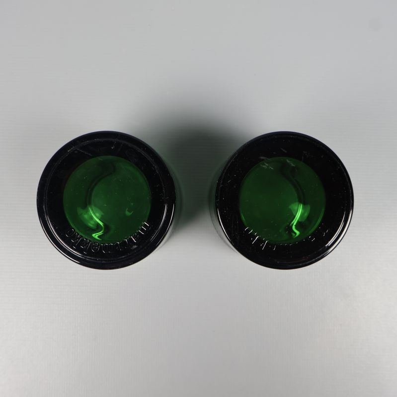 Undersida av gröna ljushållare visar botten