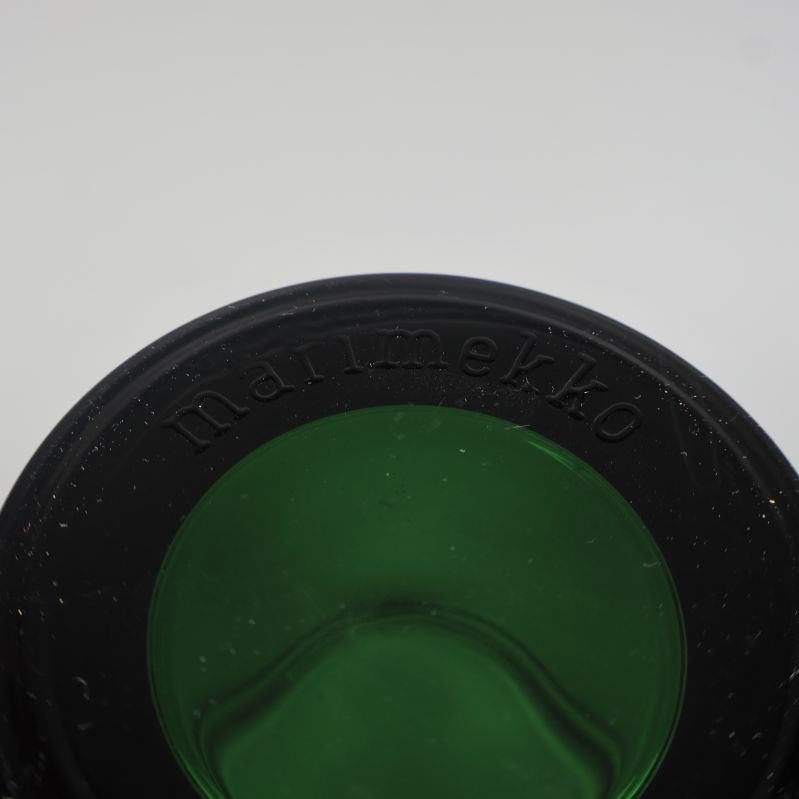 Botten på hållare med präglad Marimekko-logotyp