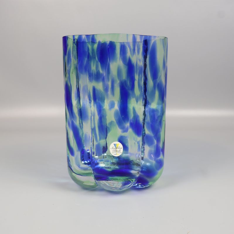 Glasvas i blått och grönt, sedd från sidan