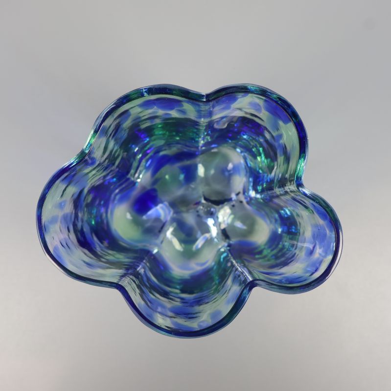 Överblick ovanifrån över vasens blomformade öppning