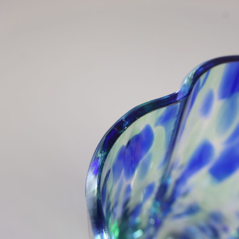 Närbild på kant med mindre nagg på glasvas