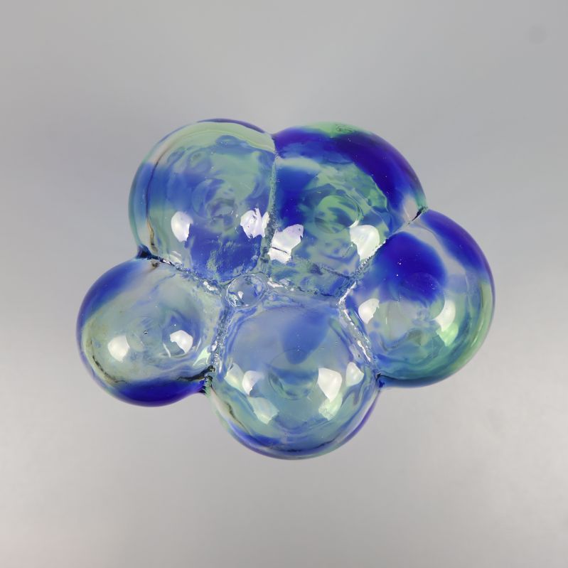 Vasens botten med rundade former och genomskinligt glas